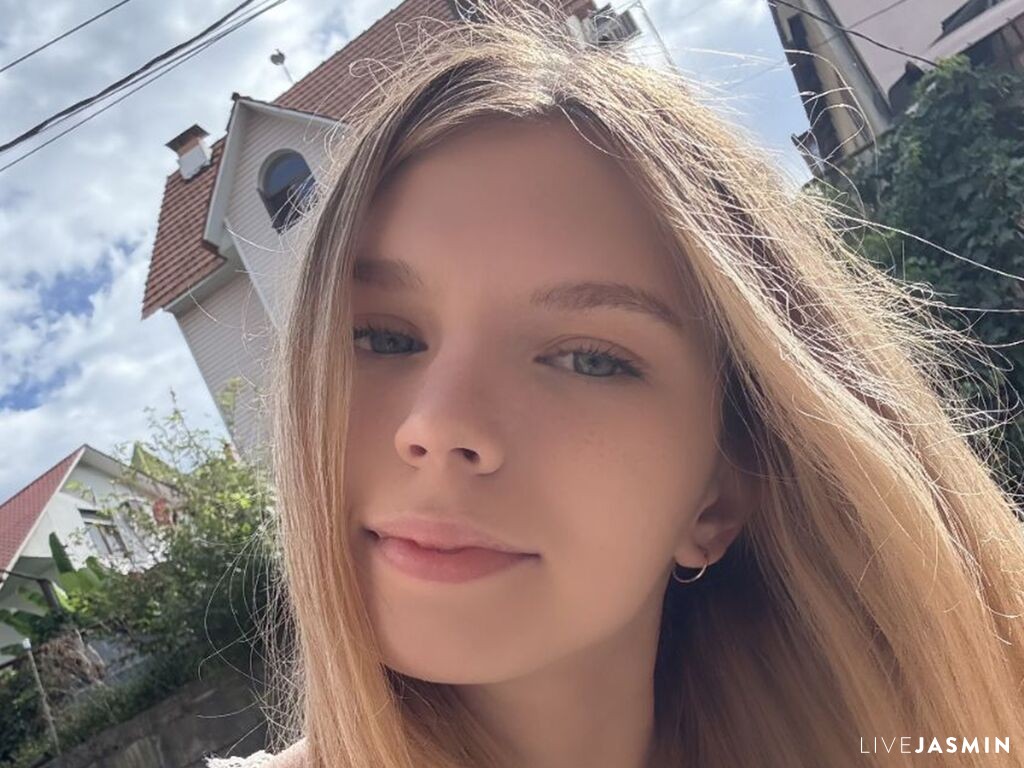 ChloeFruye model profile and live status