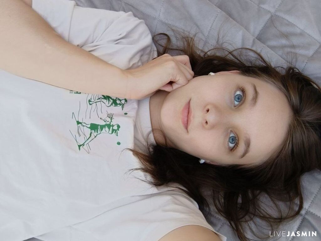 ChrystalNoury LiveJasmin model profile