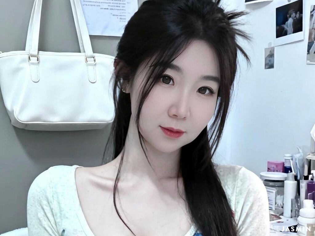 View ClaraWhiter cam profile and live status