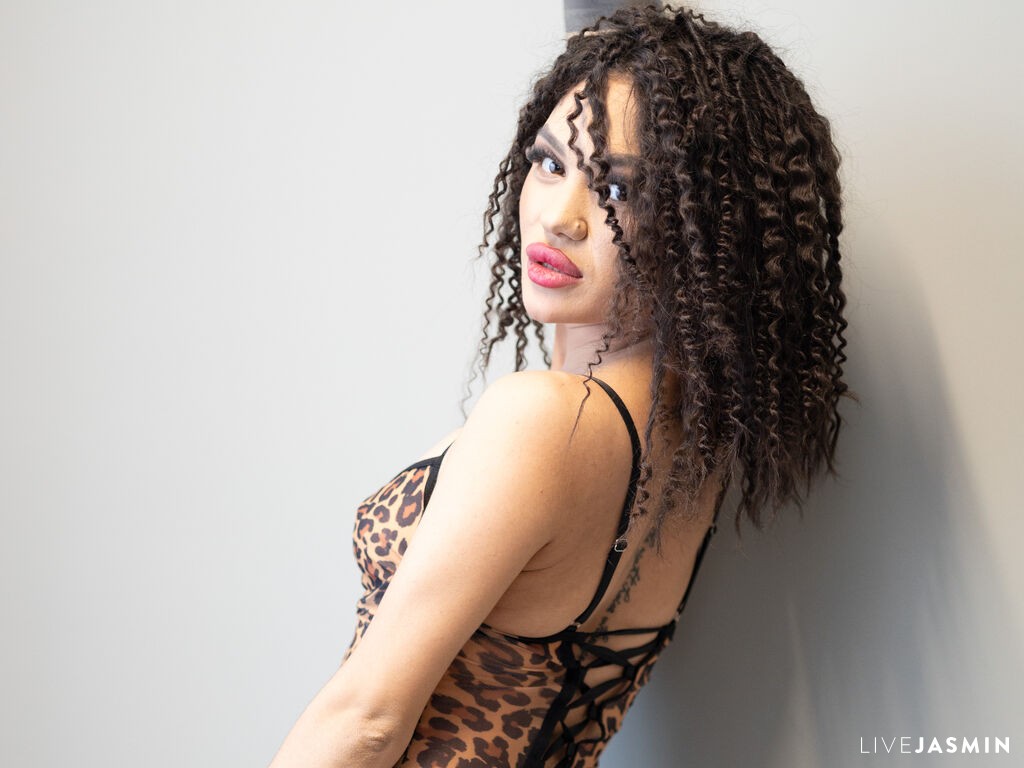 ClaudiaAne model profile and live status