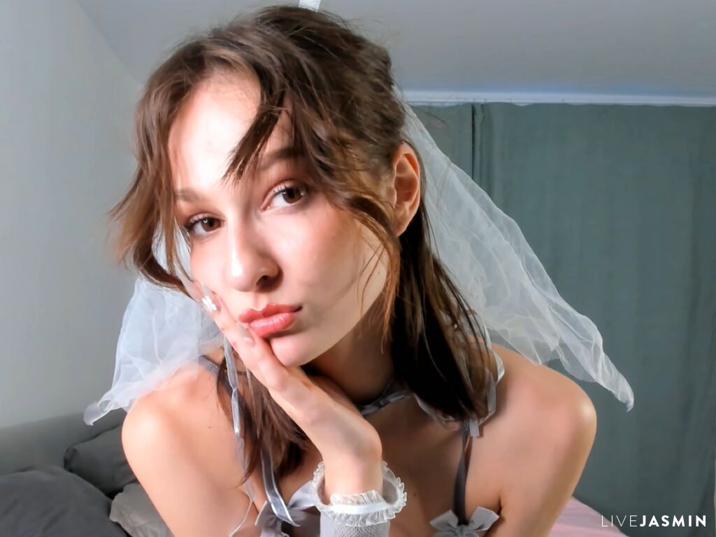 Browse ClementinaDrouin live chat profile