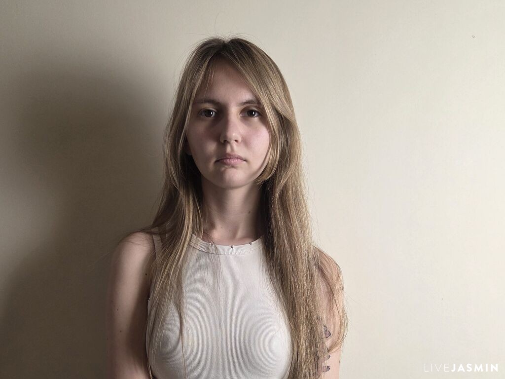 CrissyLescano model profile and live status