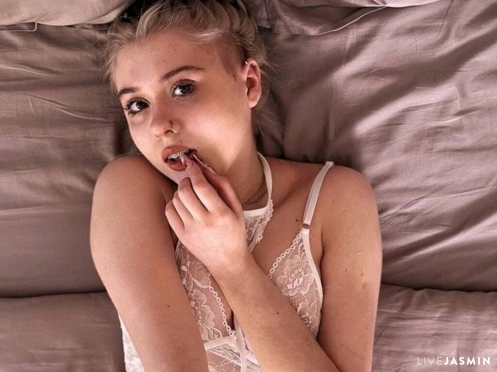 DarceySheffer model profile and live status