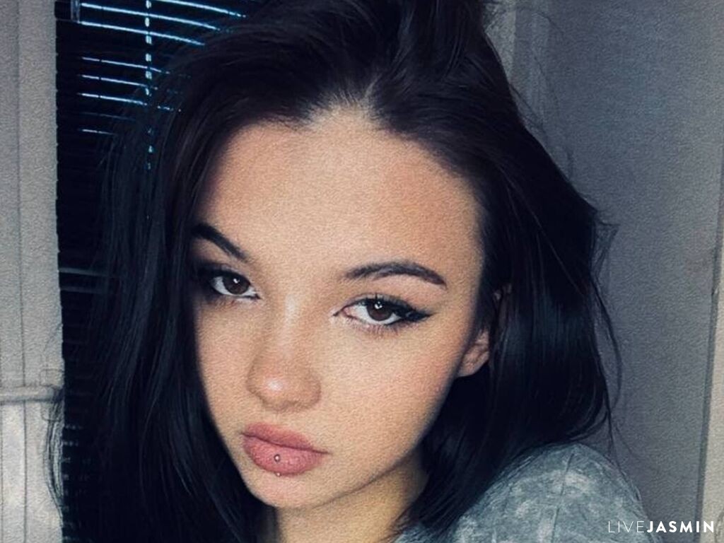 DarciKubas model profile and live status