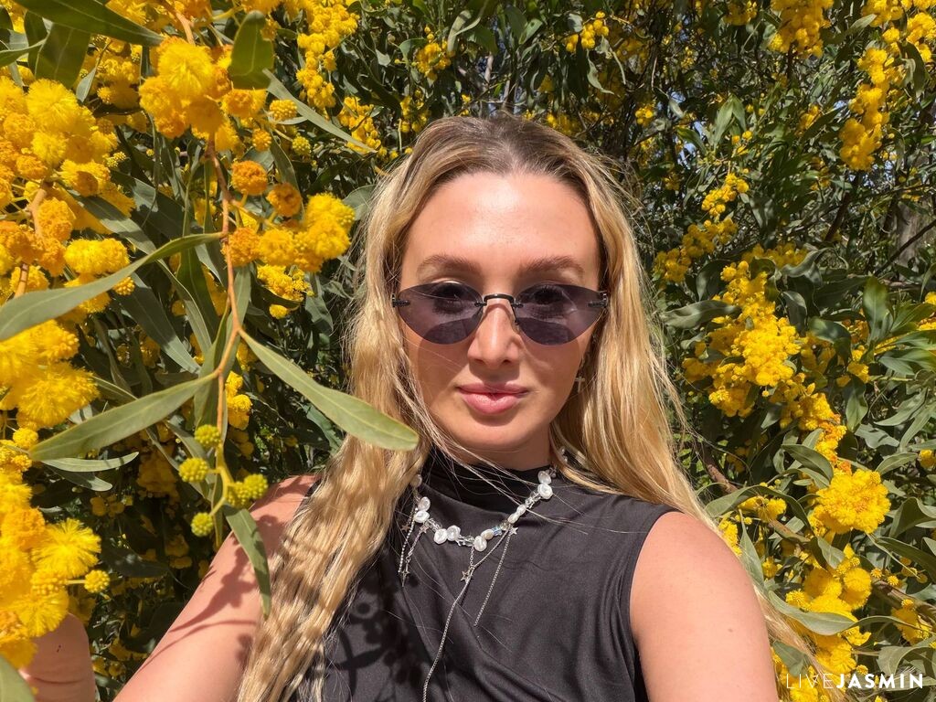 Cam girl profile image for DelaineClowerd