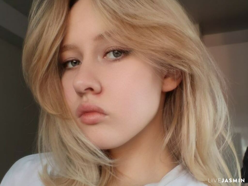 Cam girl profile image for DennyDucote
