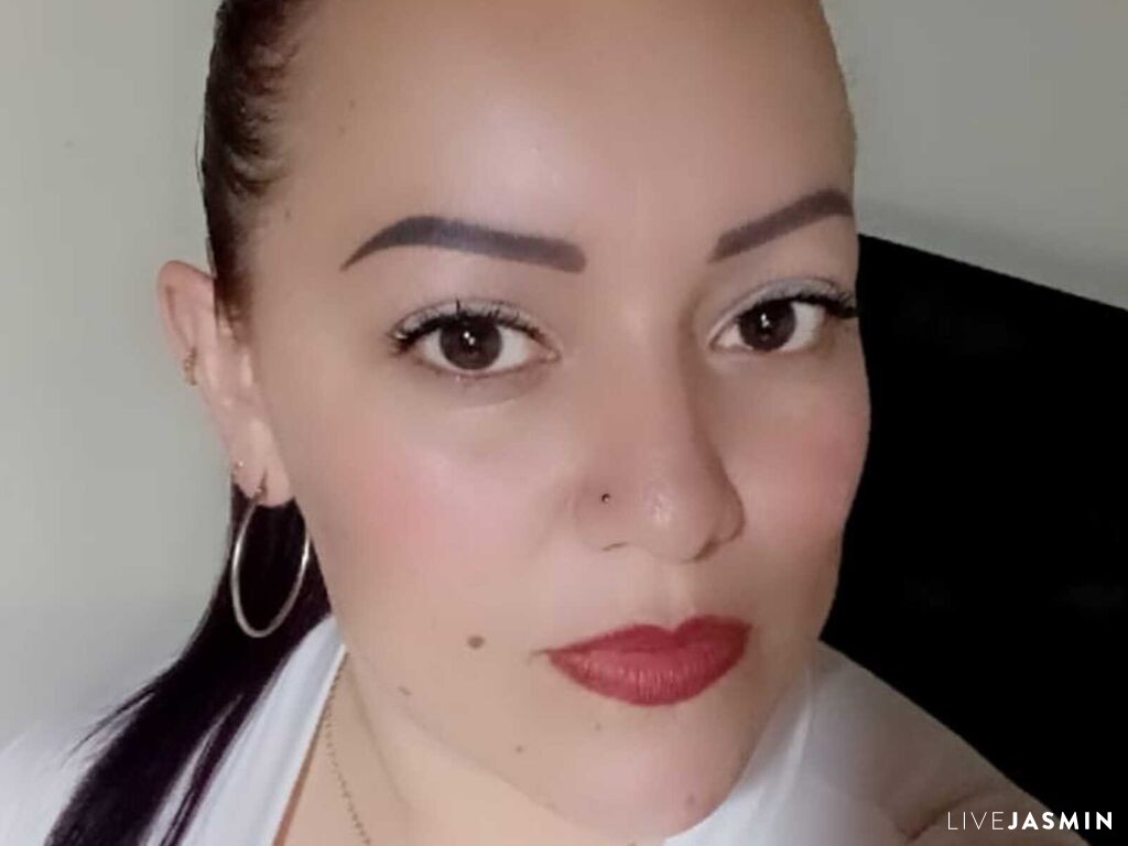 View DinaCarls cam profile and live status