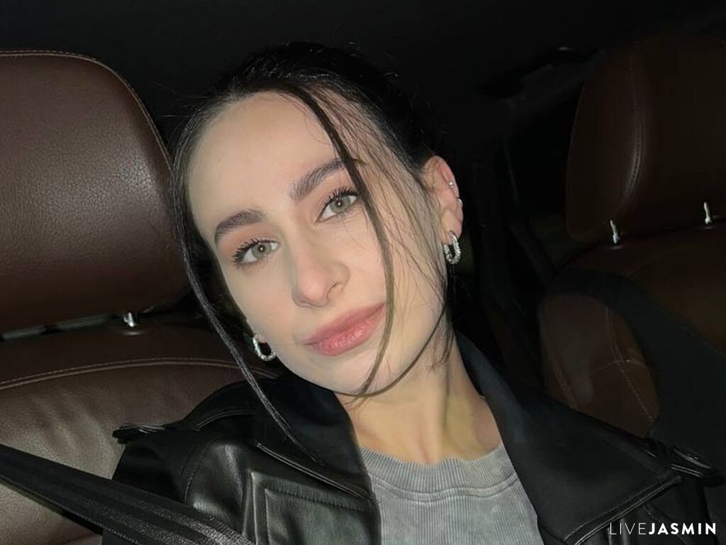 View DominikaFires cam profile and live status
