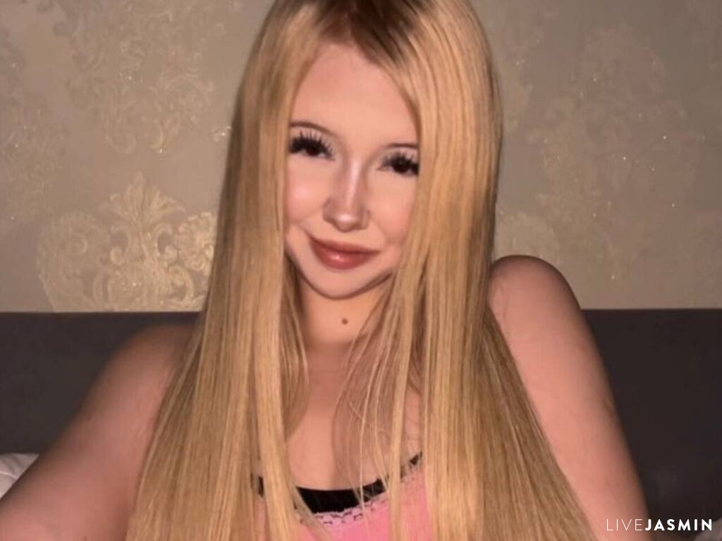 Cam girl profile image for EdnaMartin