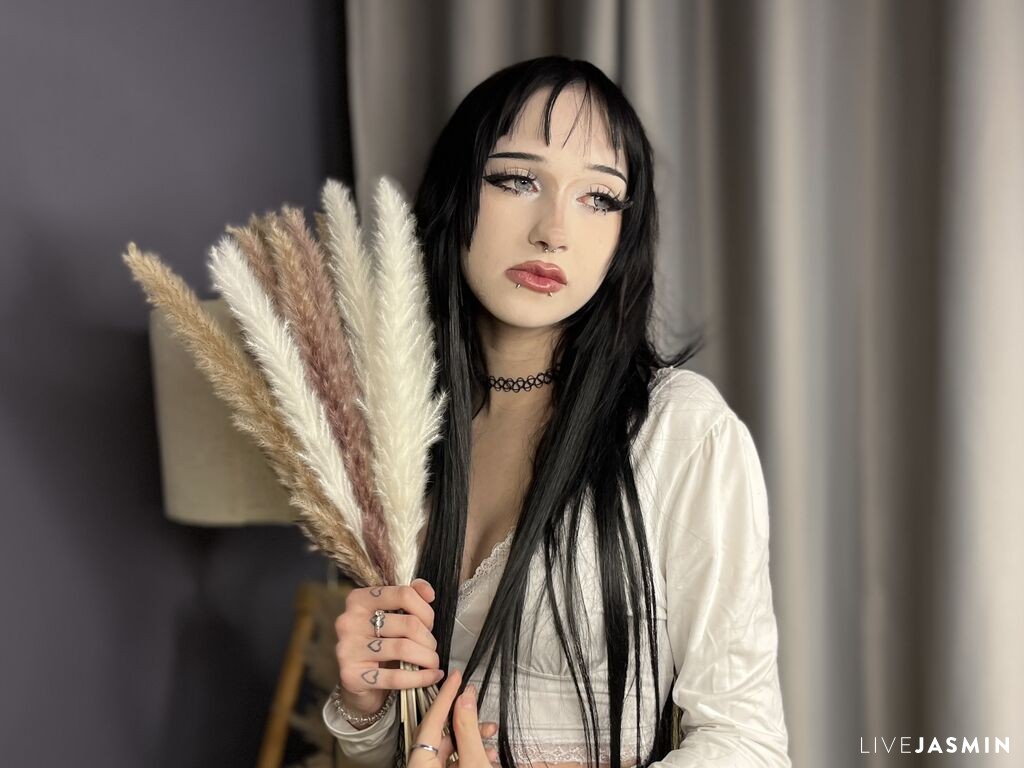 EdwinaCrammer live cam girl profile