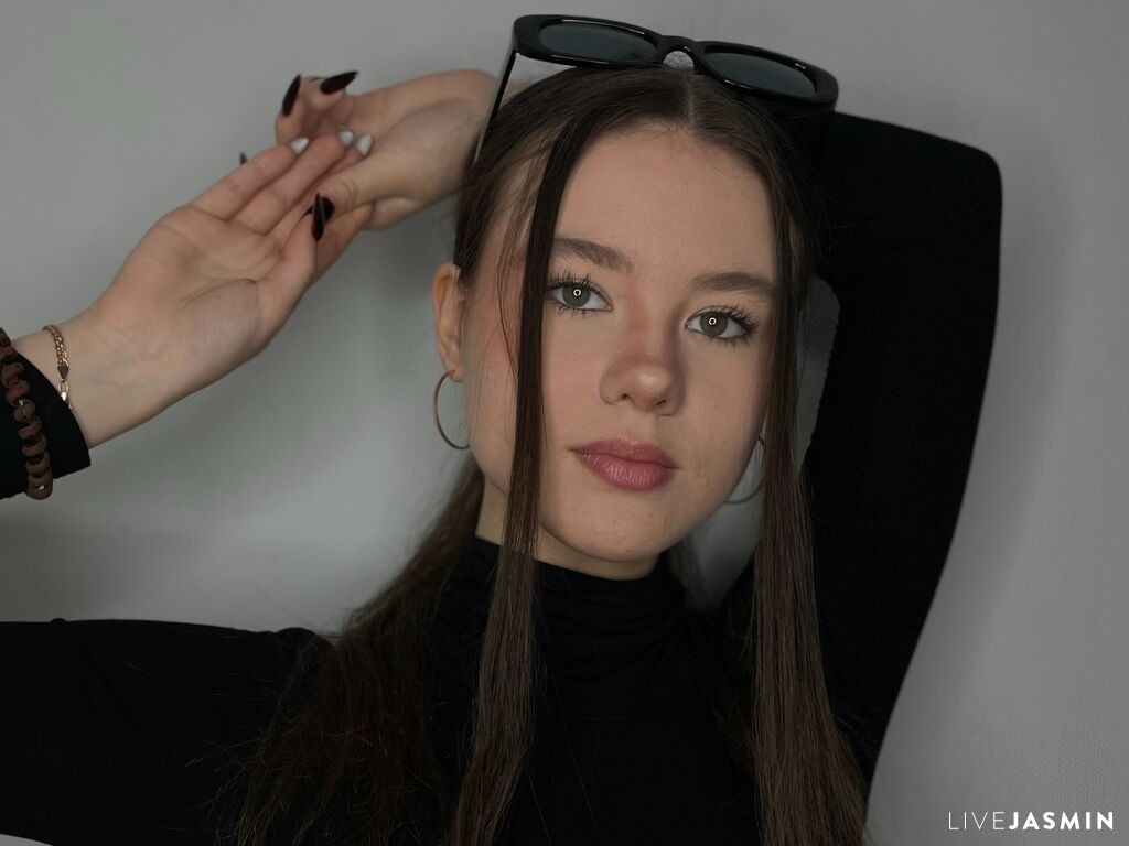 EdytHatter model profile and live status