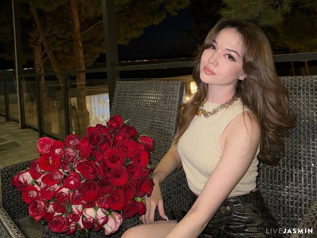 View EffuliaLoren cam profile and live status