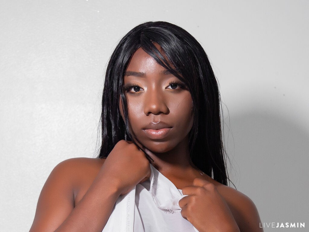 Cam girl profile image for ElaMinov