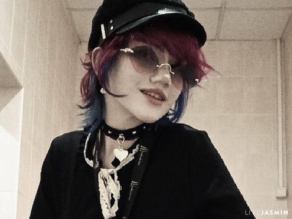 Browse ElanorCiolek live chat profile