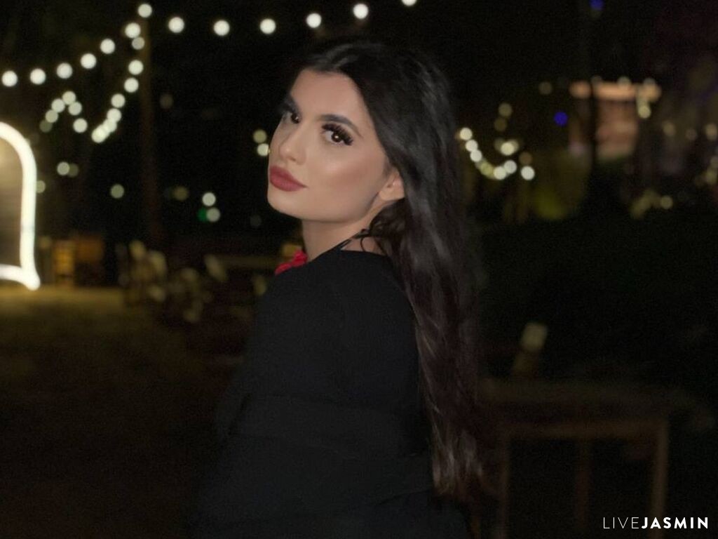 Cam girl profile image for ElaraMorel