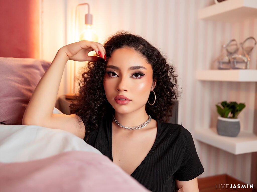 Browse ElaraNoir live chat profile