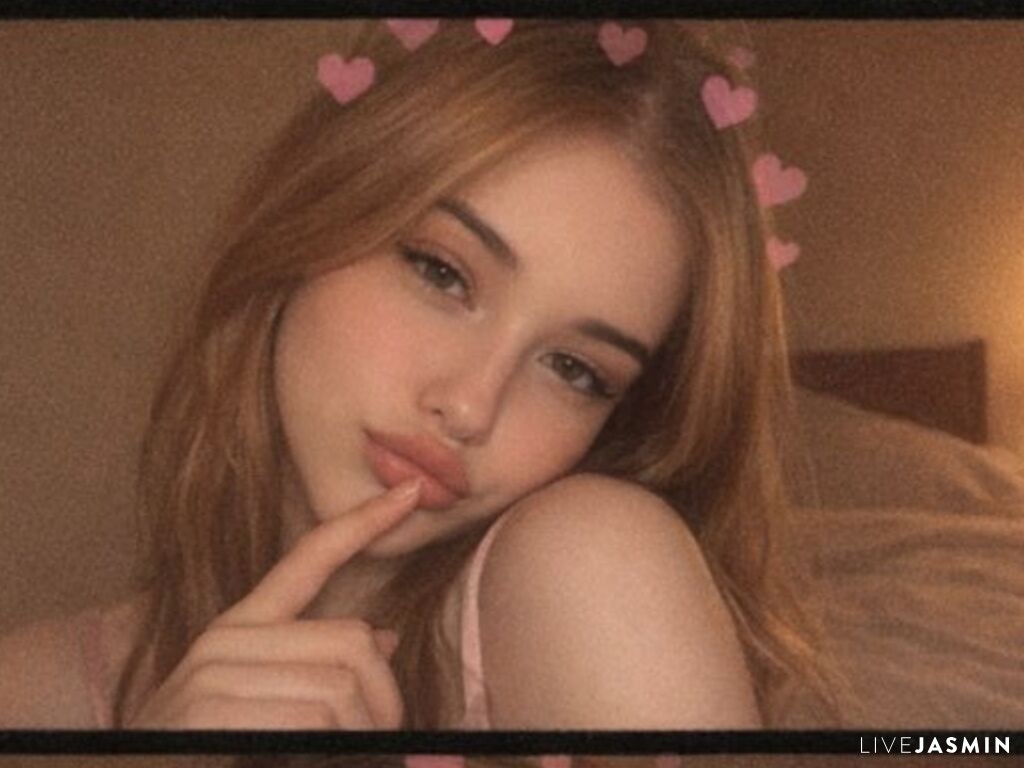 Cam girl profile image for ElaraWinslow