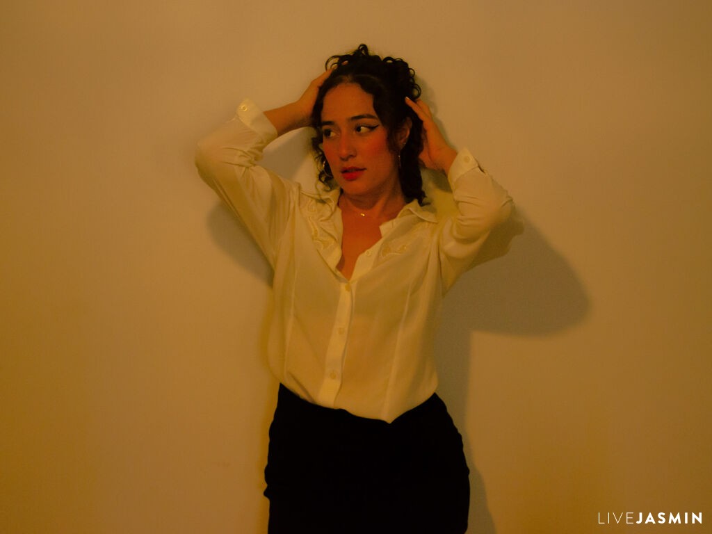 View ElenaClay cam profile and live status