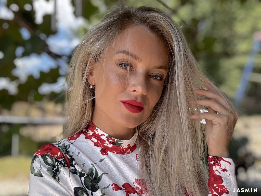 ElieLewison model profile and live status