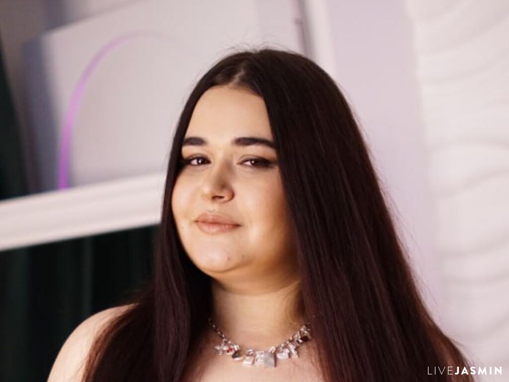 EllaCrowley model profile and live status