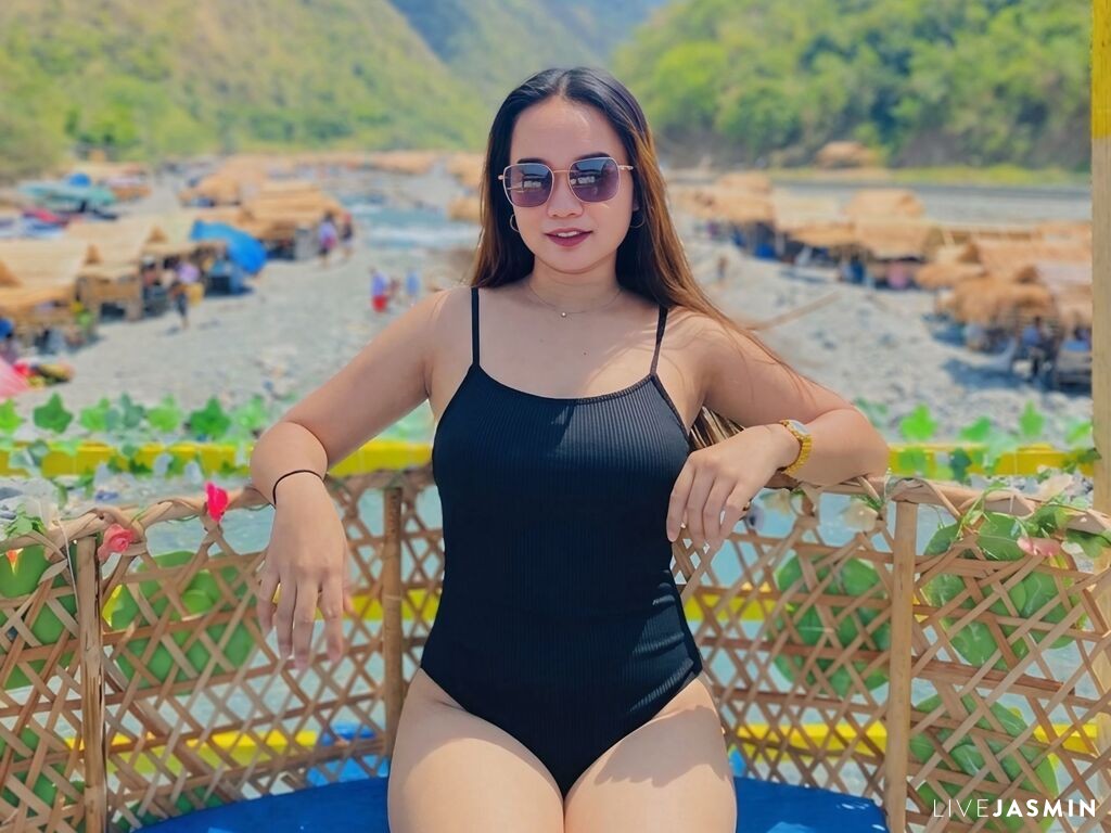 View ElliseWise cam profile and live status