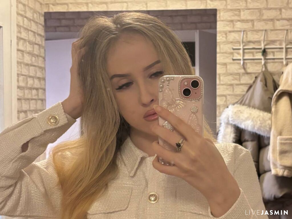 Cam girl profile image for ElmiraMotty