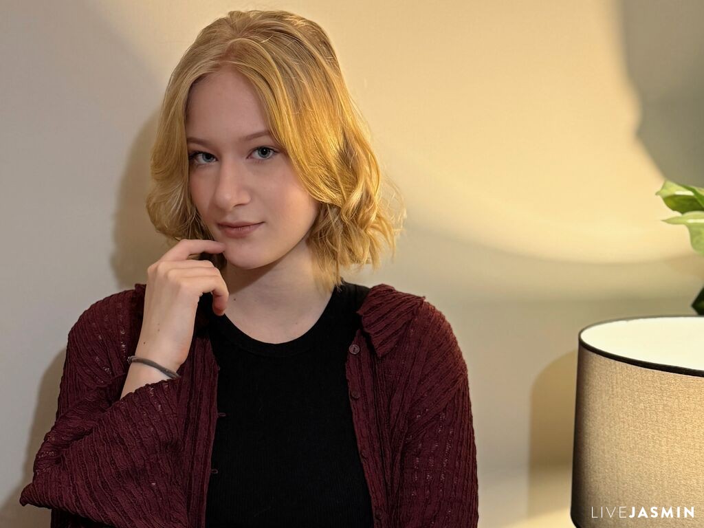 ElzaMays model profile and live status
