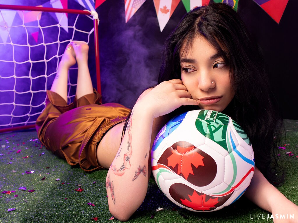 EmaLittle LiveJasmin model profile