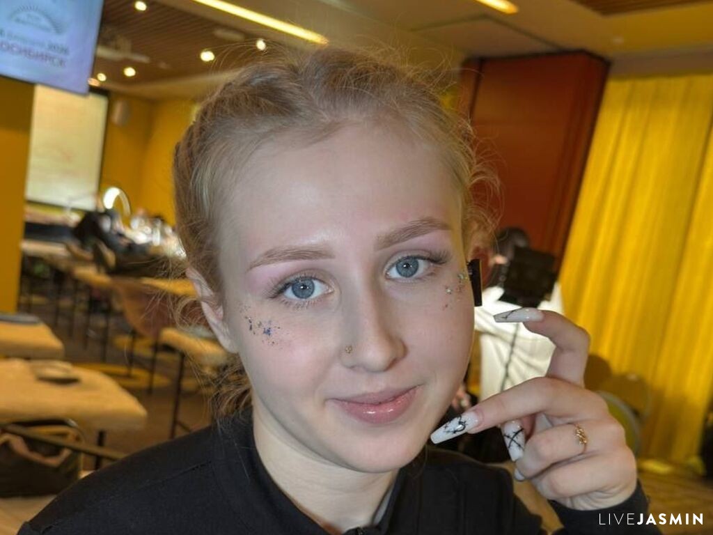 View EmelinaKrider live cam profile