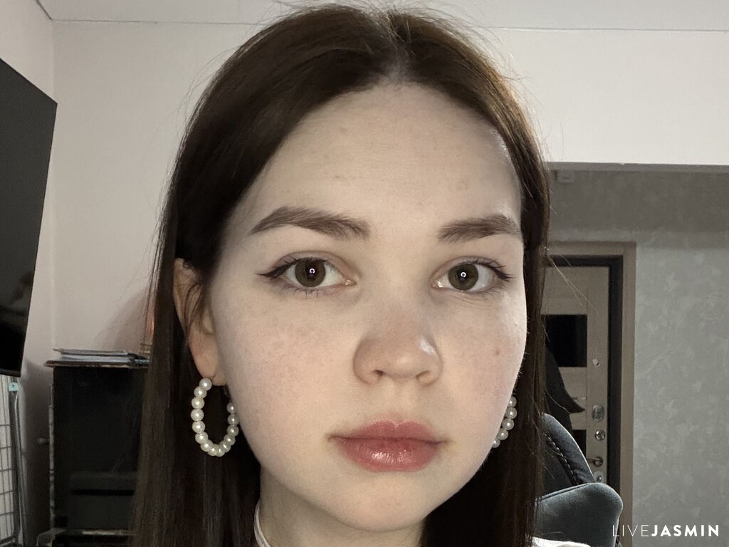 EmiliRoyzi model profile and live status