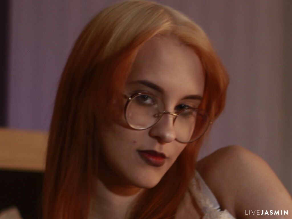 Cam girl profile image for EmilyAura