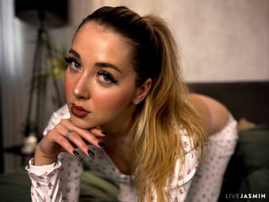 EmilyHawke live cam girl profile