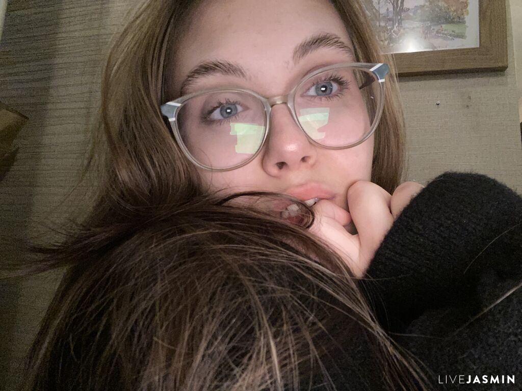 EmilyLoven model profile and live status