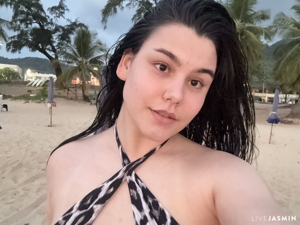 View EmilyRichardsone cam profile and live status