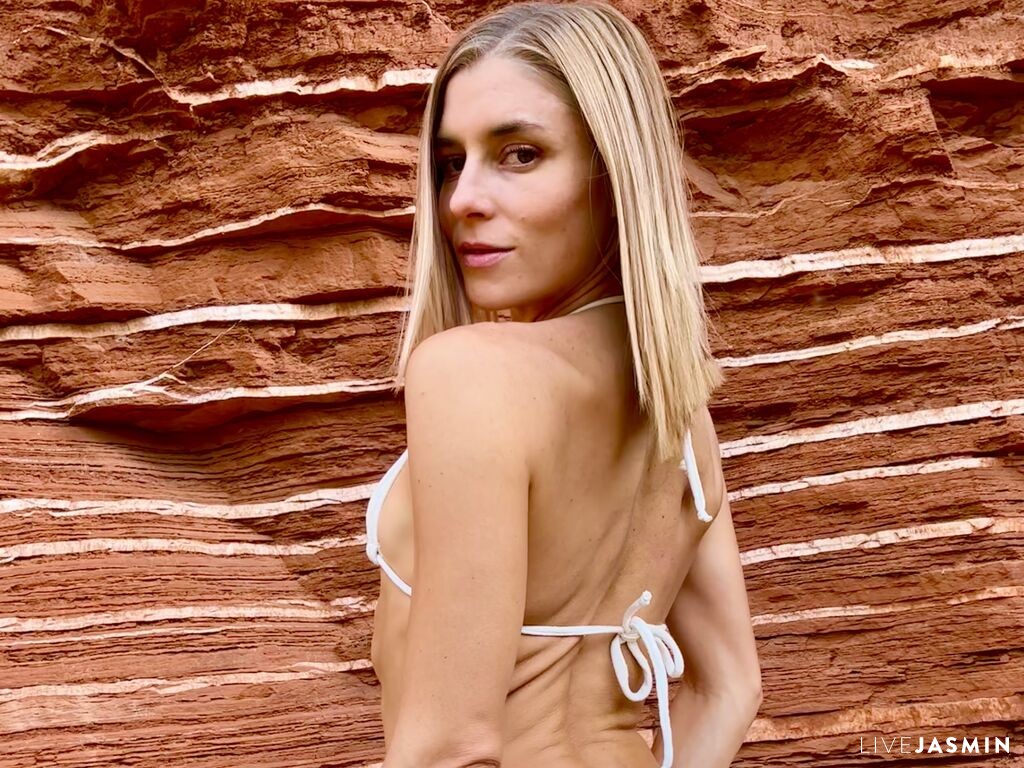 View EmmaFae live cam profile