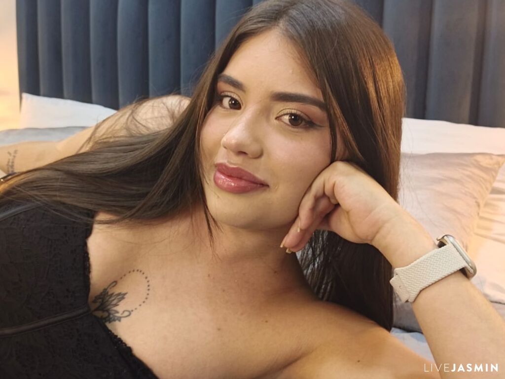 View EmmaMontclair live cam profile