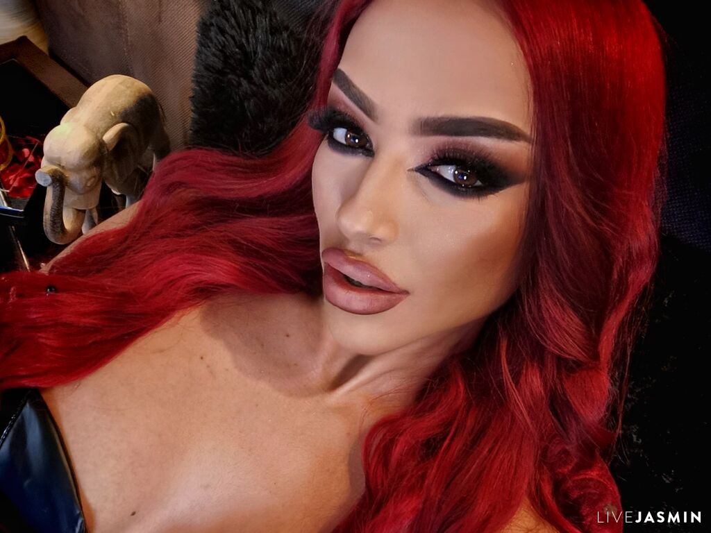 Browse EmmelyneQuincy live chat profile