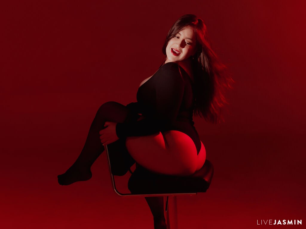 Featured LiveJasmin cam girl profile: EmmyBaker
