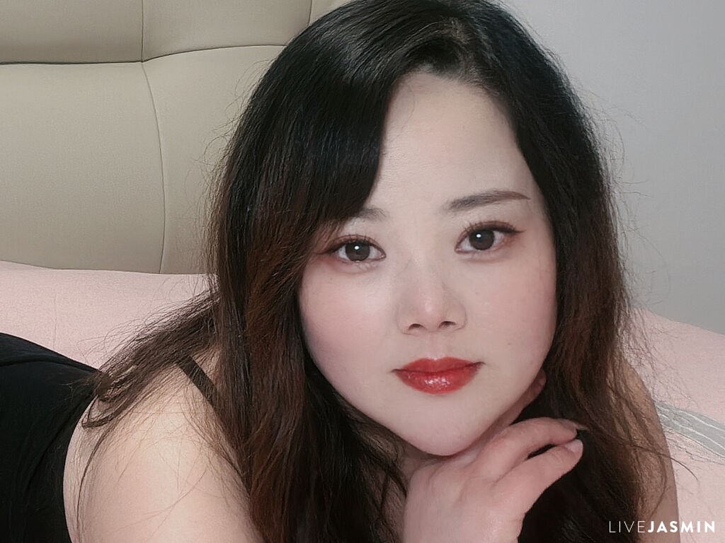 EnyaLin live chat profile