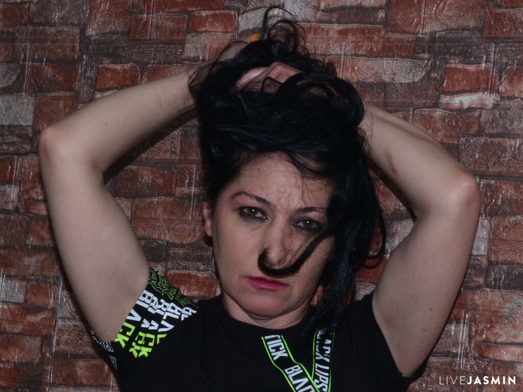 Cam girl profile image for ErikaElvie