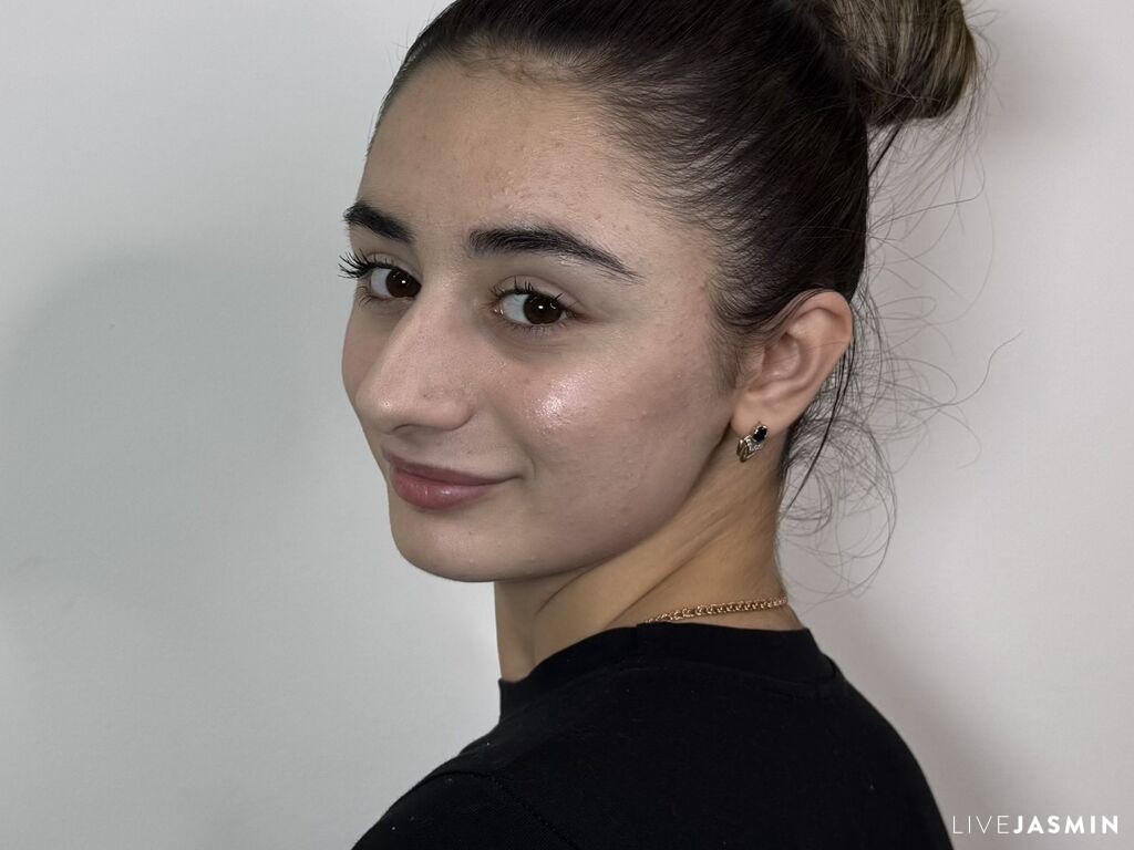 Cam girl profile image for EsterLaos