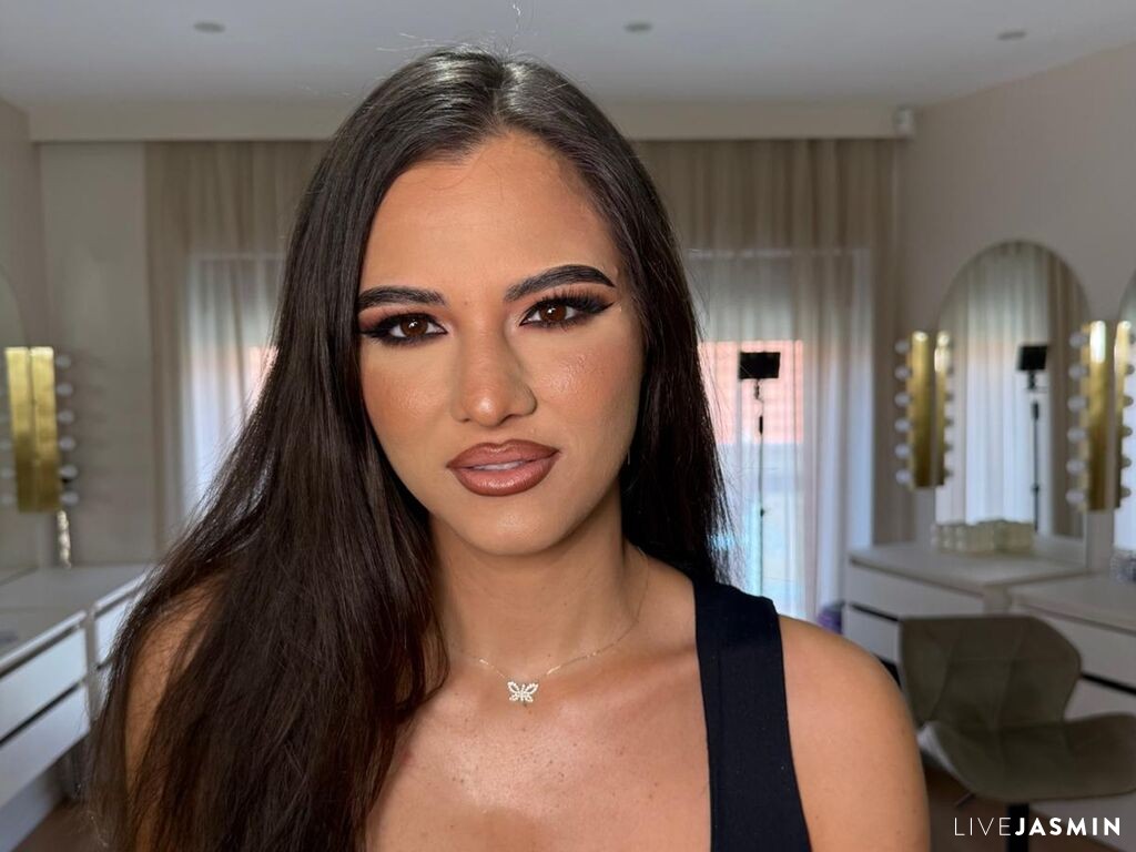 EvaLeea model profile and live status
