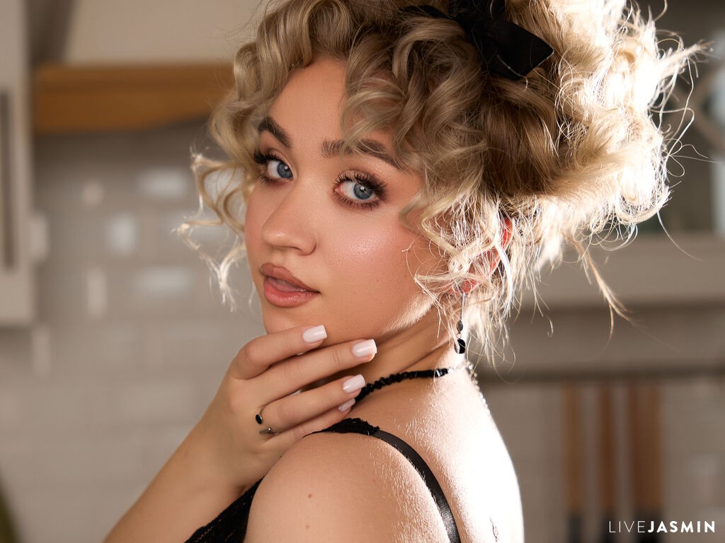 EvaSoftly LiveJasmin model profile