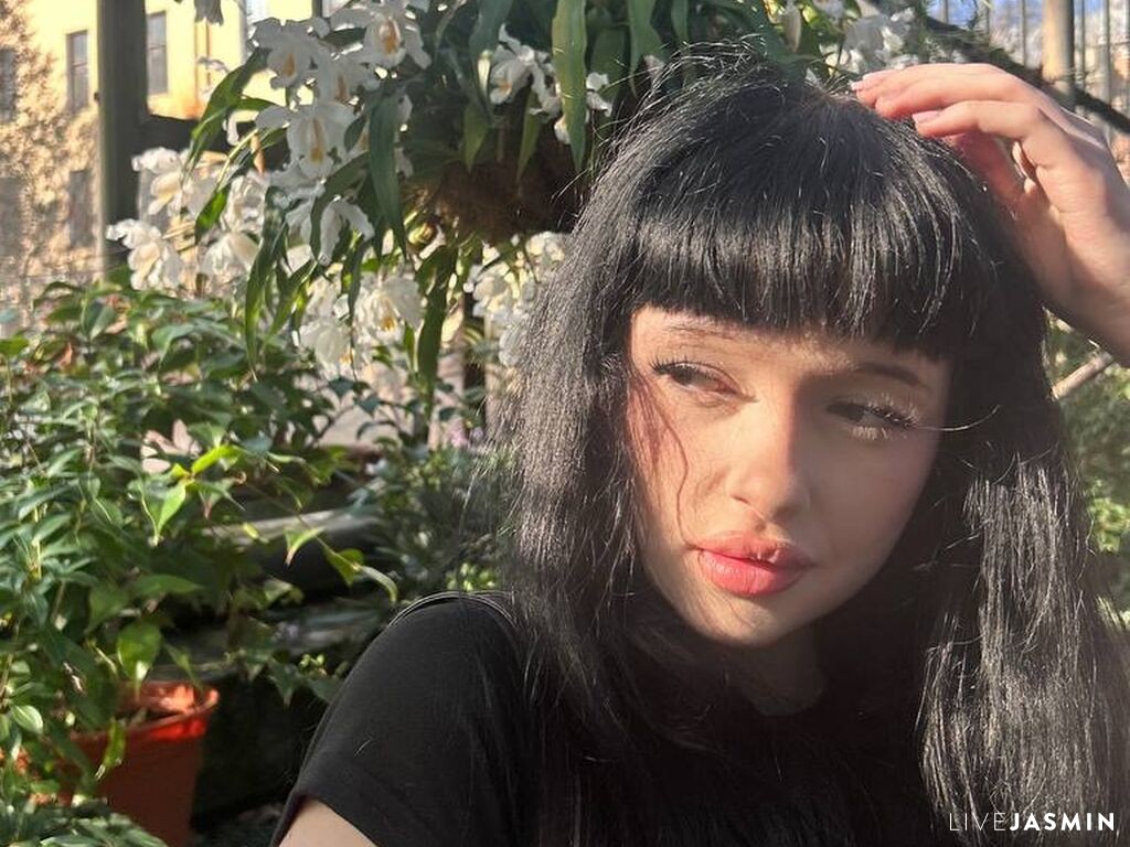 Cam girl profile image for FloraRay
