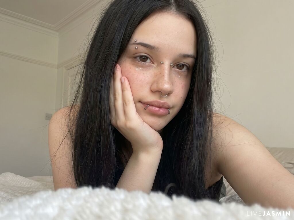 GaynellVitali model profile and live status