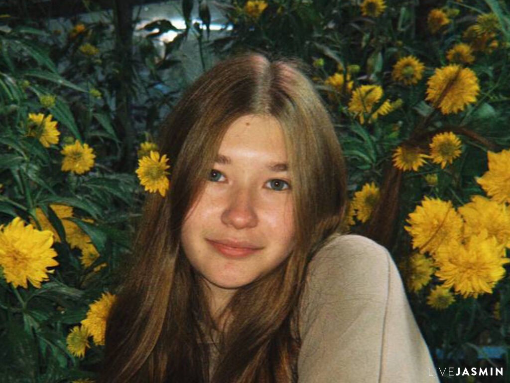 Cam girl profile image for GemaWiddows