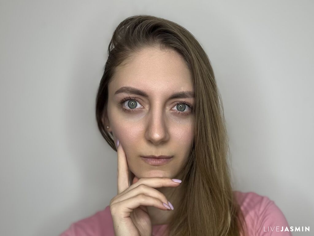 Cam girl profile image for GenevaAndrode