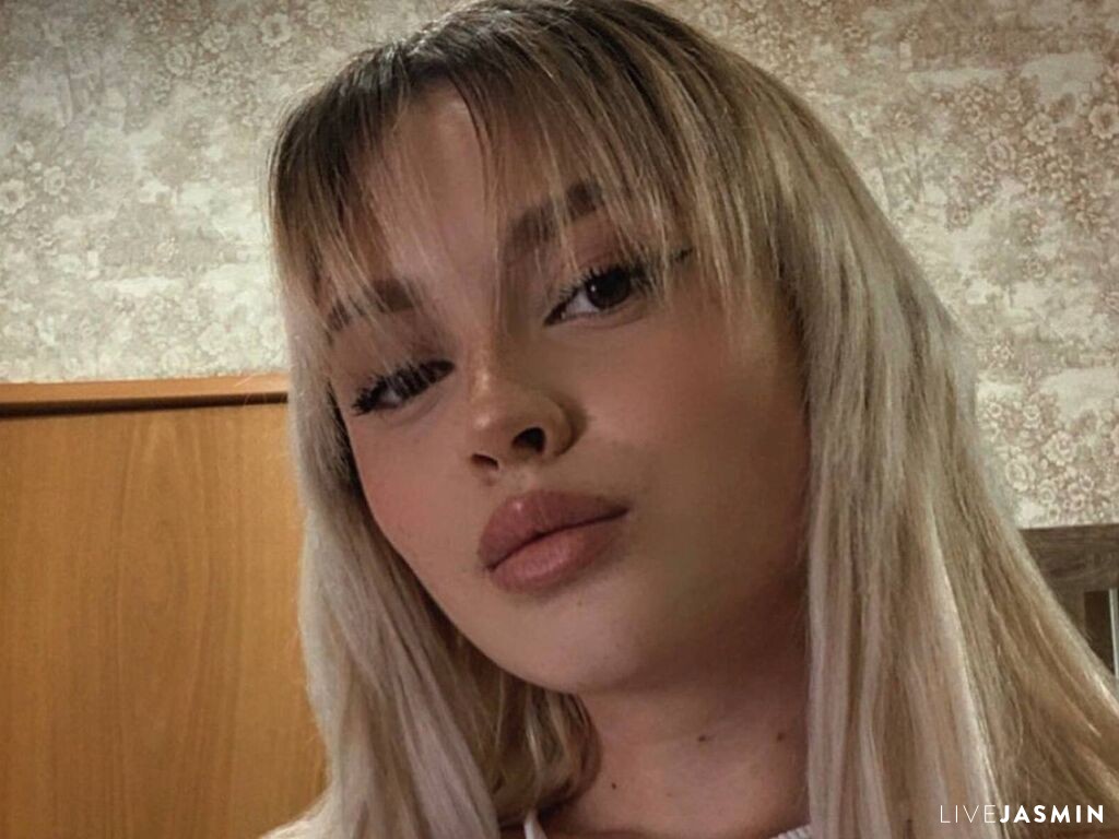 View GeniaPalmour live cam profile