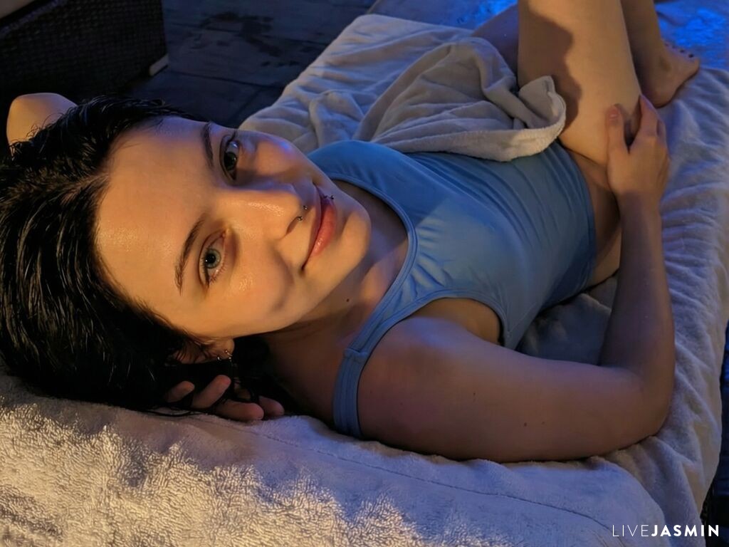 GennieMowery live cam girl profile
