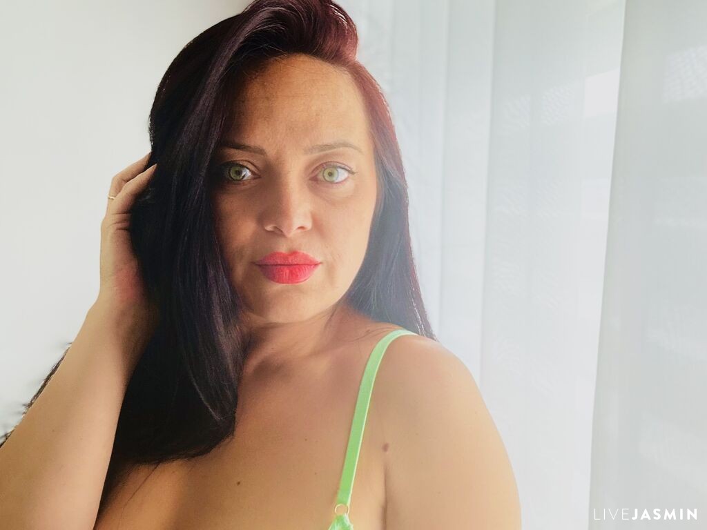 View GeorgiaGreen cam profile and live status